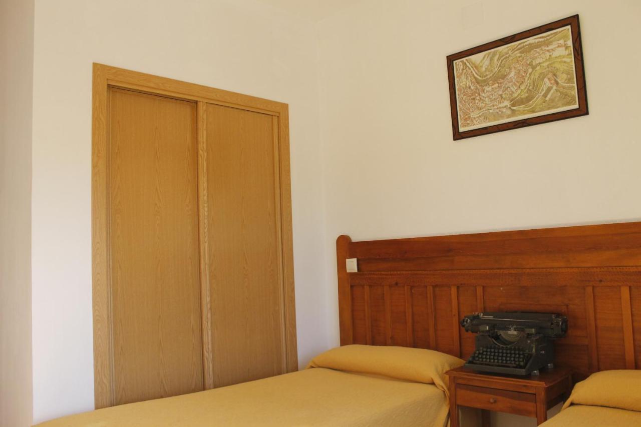 Hostal Restaurante Bustos Villarrubio Exterior photo