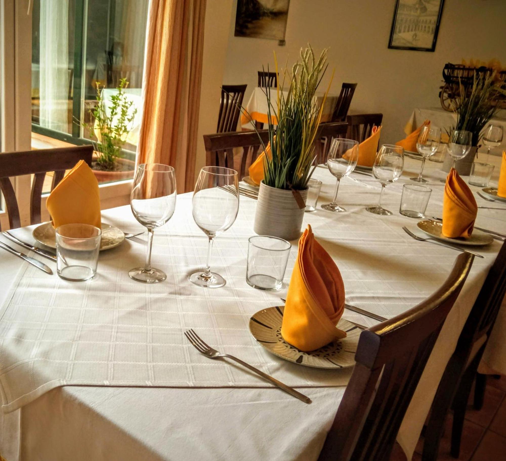 Hostal Restaurante Bustos Villarrubio Exterior photo